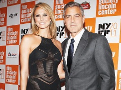 Stacy Keibler ya era famosa por sus días en la lucha libre de la WWE pero ganó notoriedad por su desempeño en "Dancing with the Stars", Su relación con Clooney la hizo tan famosa que ya tiene su propio show de TV